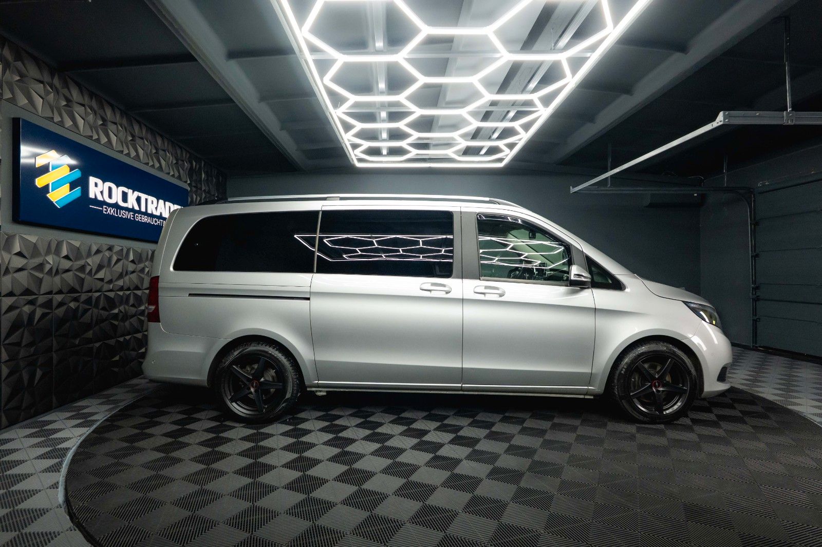 Fahrzeugabbildung Mercedes-Benz V 220 CDI EDITION Sport lang *ACC*DAB*6 Sitze*