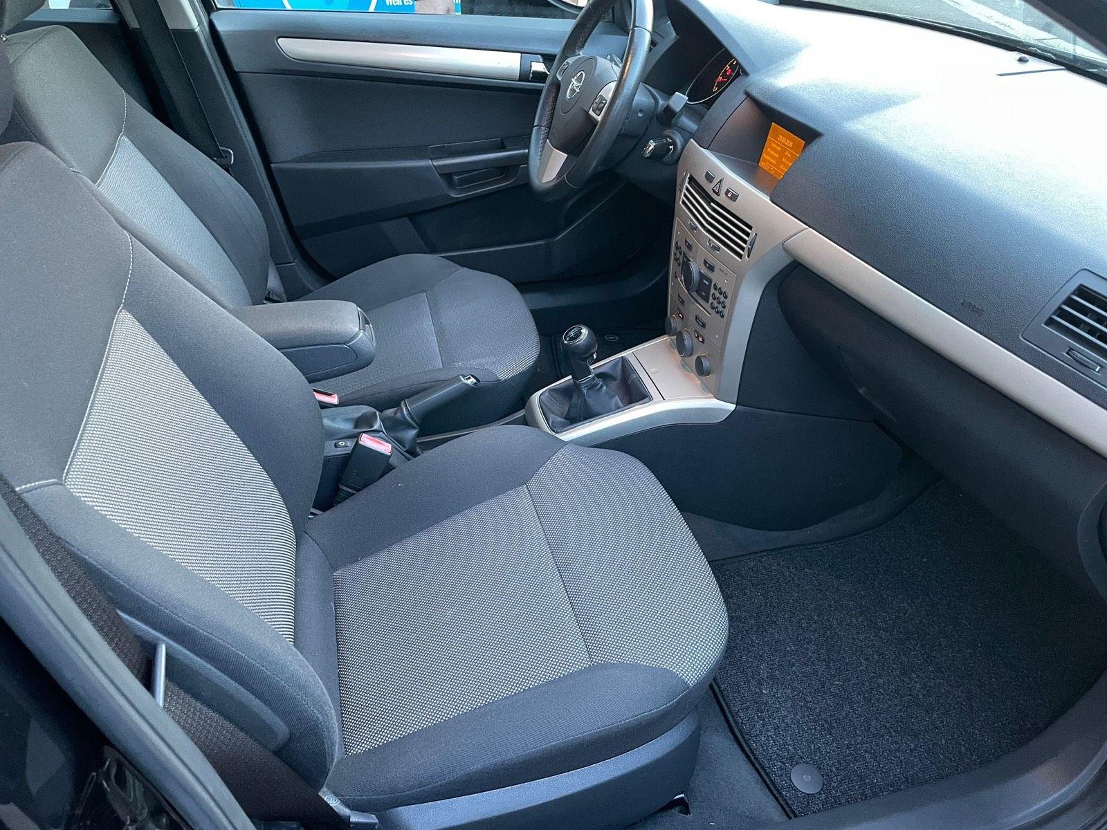 Opel Astra 2009 — interior