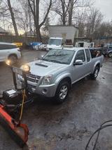 Isuzu D-Max Winterdienst - silberne Isuzu D-Max