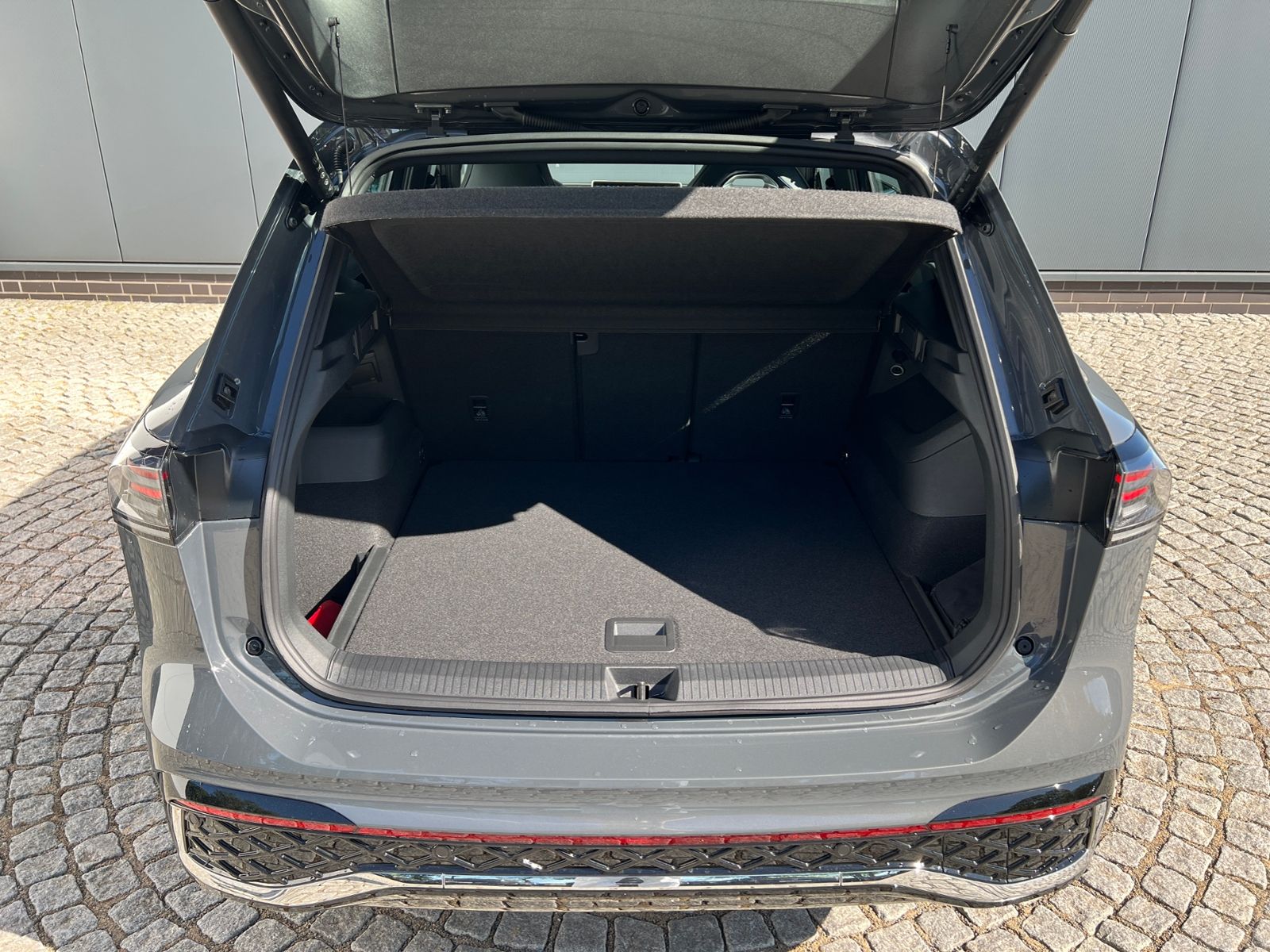 Fahrzeugabbildung Volkswagen Tiguan R-Line 1.5 eTSI DSG *AHK, IQ.Light, ACC,