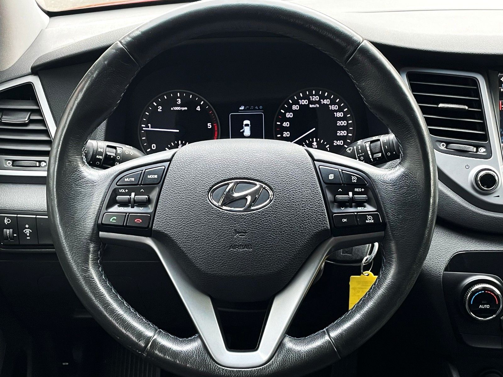 Fahrzeugabbildung Hyundai Tucson 1.7CRDi  KLIMAAUT NAVI SITZHZG CAM 2.Hd