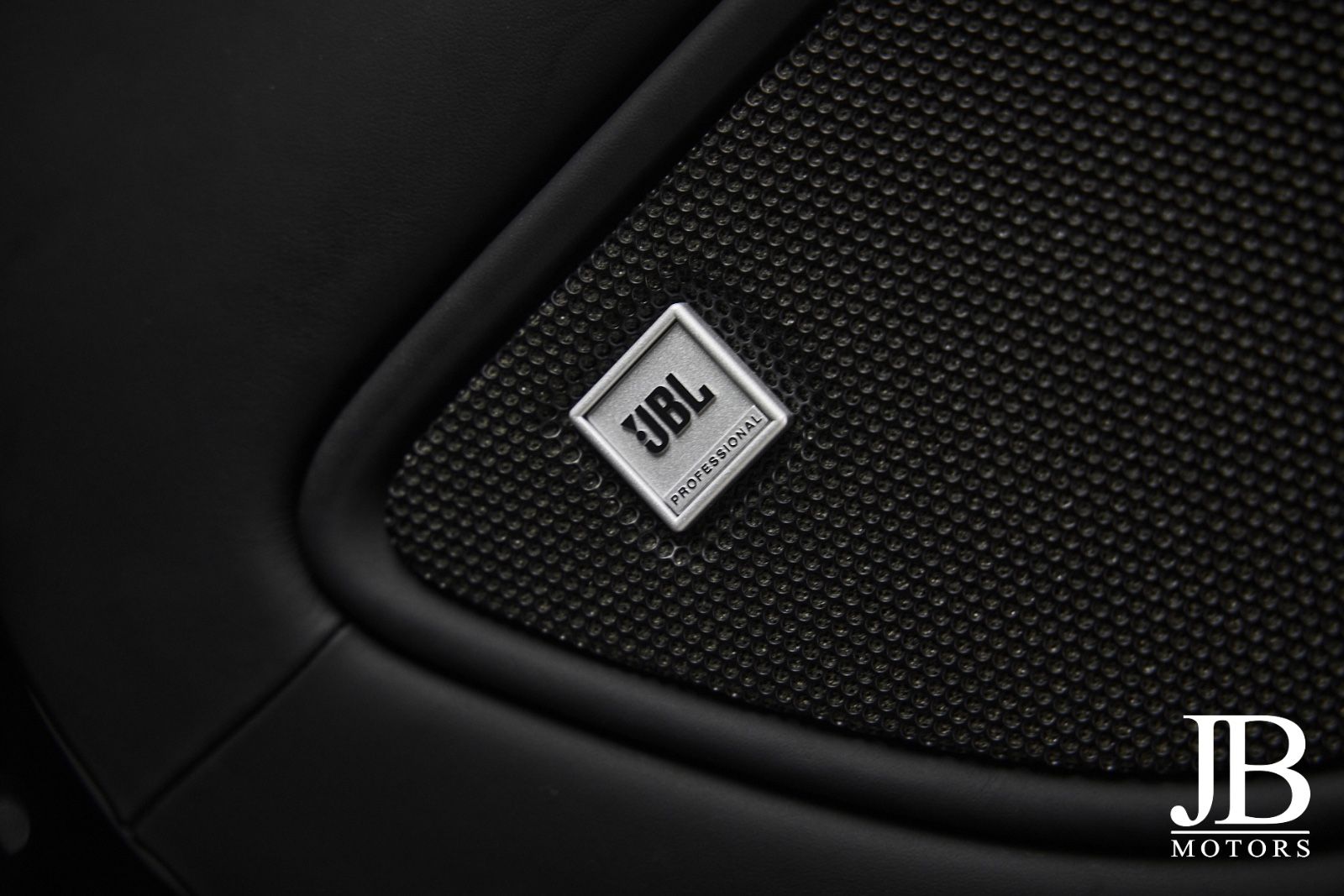 Fahrzeugabbildung Ferrari F12 Carbon Lift LED JBL Kamera Electric Seats