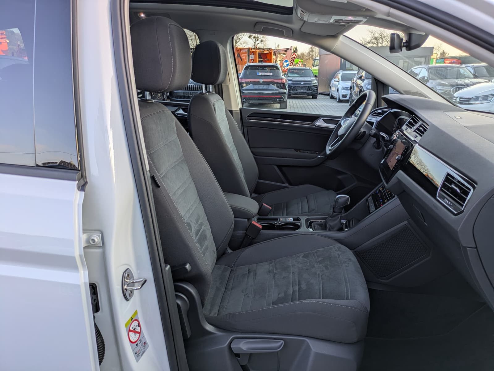 Fahrzeugabbildung Volkswagen Touran 2.0 DSG R-Line High BLACK Pano*7Si*IQ*AHK