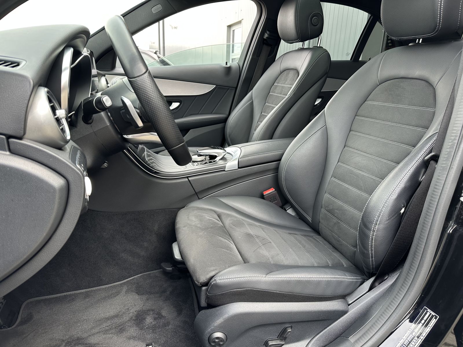 Fahrzeugabbildung Mercedes-Benz C 220d AMG-Line NAV+LED+AHK+PANO+19ZO+DISTRONIC