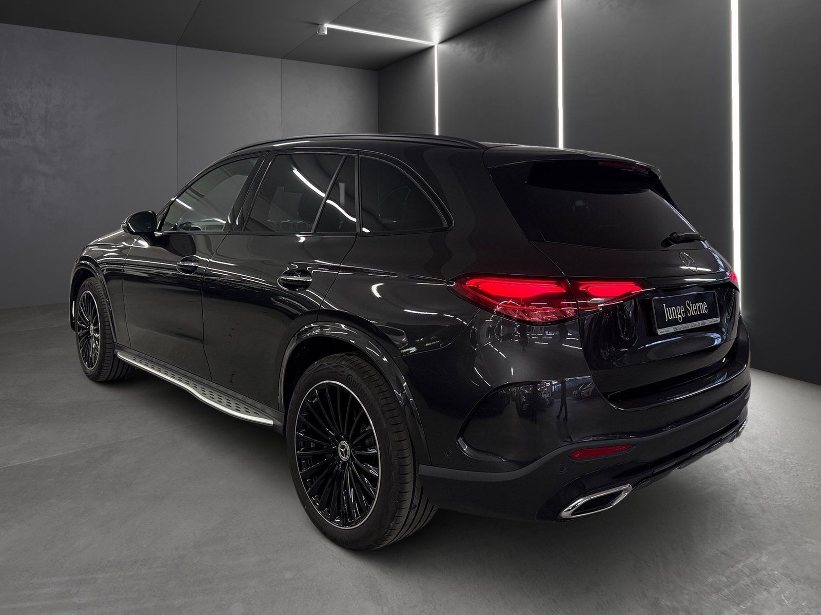 Fahrzeugabbildung Mercedes-Benz GLC 300 d 4M*Airmatic*STDHZG*Pano*AHK*Night*20"*