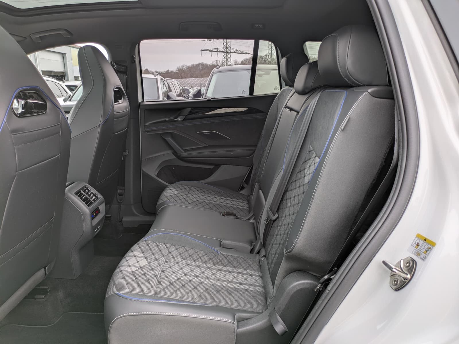 Fahrzeugabbildung Volkswagen Tayron 2.0 TDI 4M R-Line BLACK*7Si*MATRIX*PANO