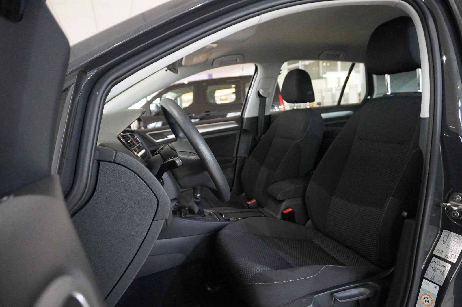 Fahrzeugabbildung Volkswagen Golf VII Lim. 1.0 TSI TRENDLINE NAVI/SHZ/PDC