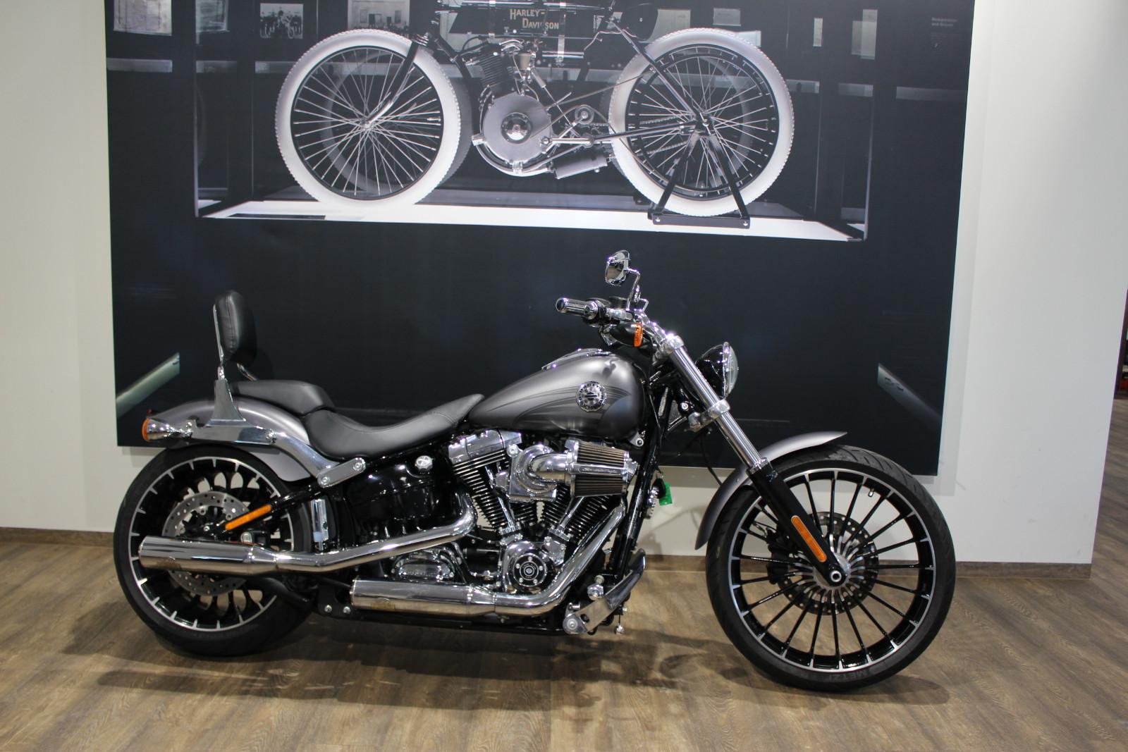 Harley-Davidson Breakout J&H Auspuff, seitlicher Kennzeichenha.