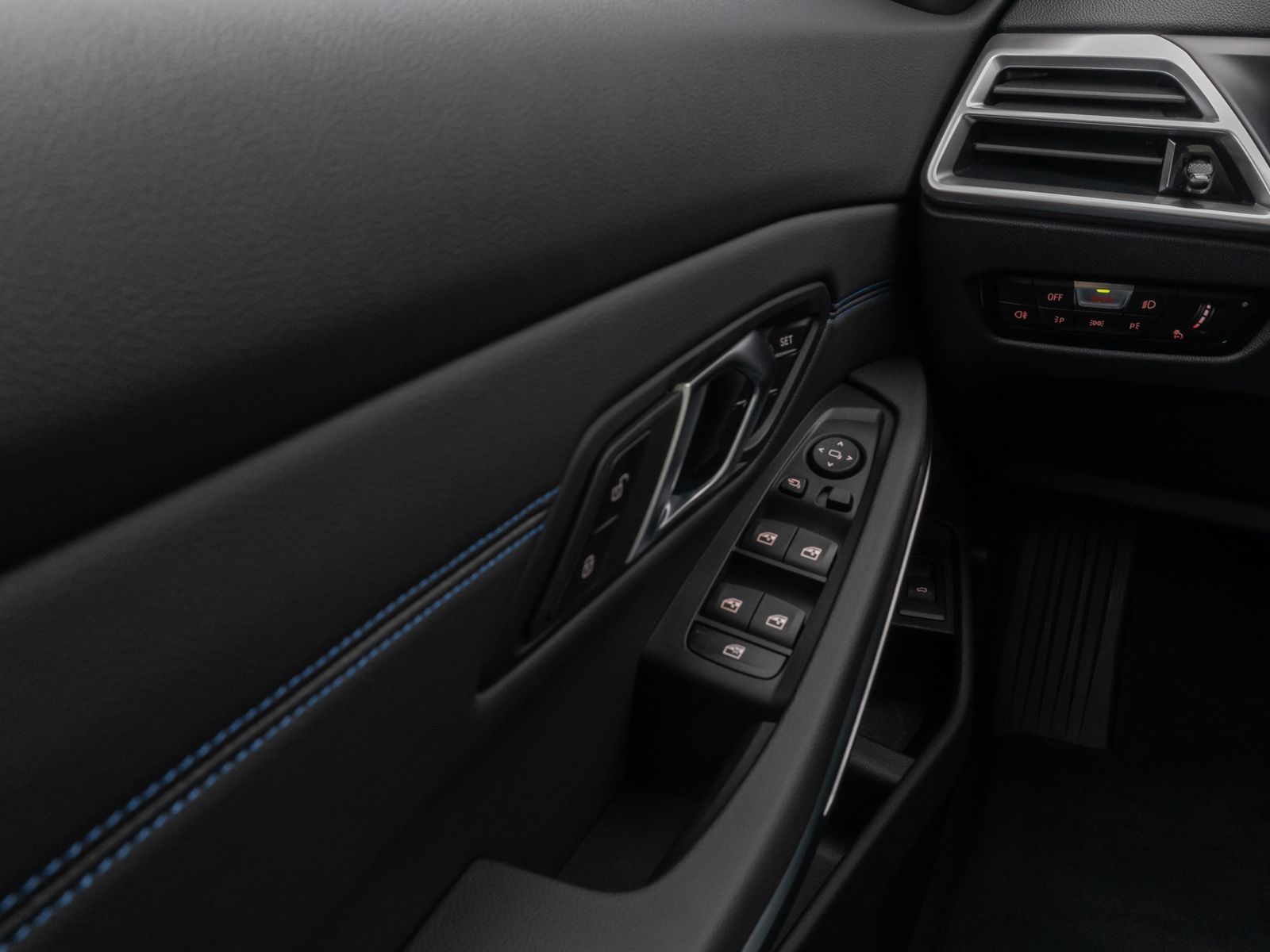 Fahrzeugabbildung BMW 330e M Sport Panorama 360°HUD DAB H/K AHK ACC