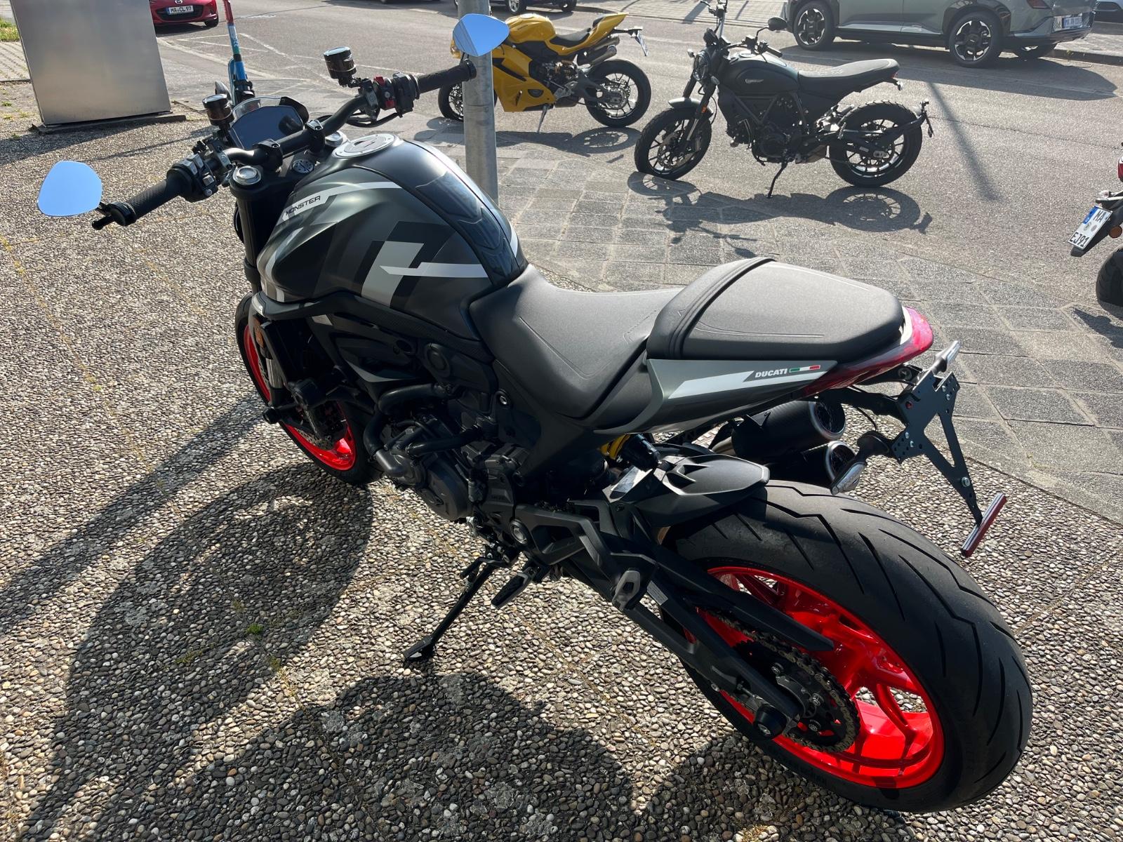 Ducati Monster Plus Top Zustand viel Zubehör
