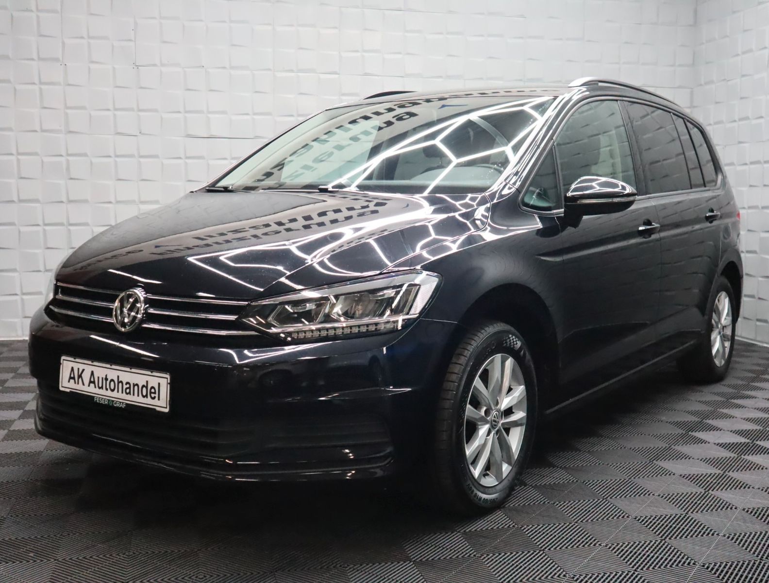 Volkswagen Touran - 1