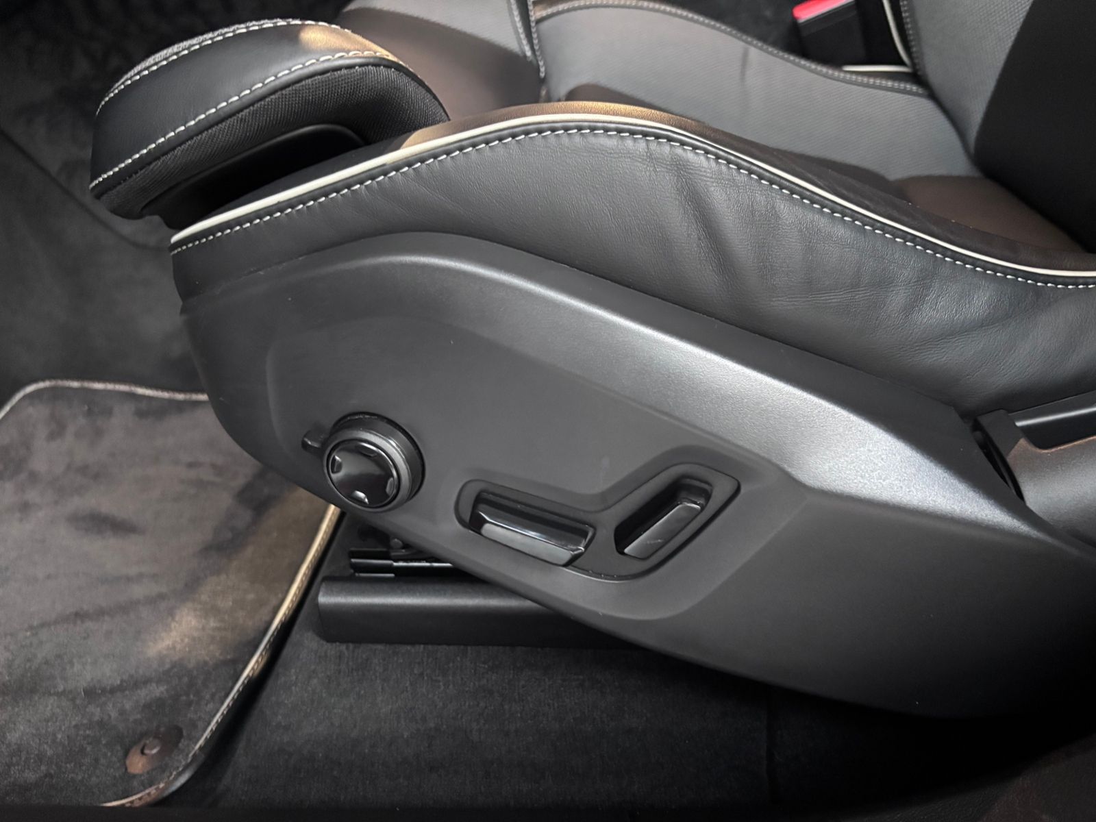 Fahrzeugabbildung Volvo XC60 R Design PANO LED NAVI ALU