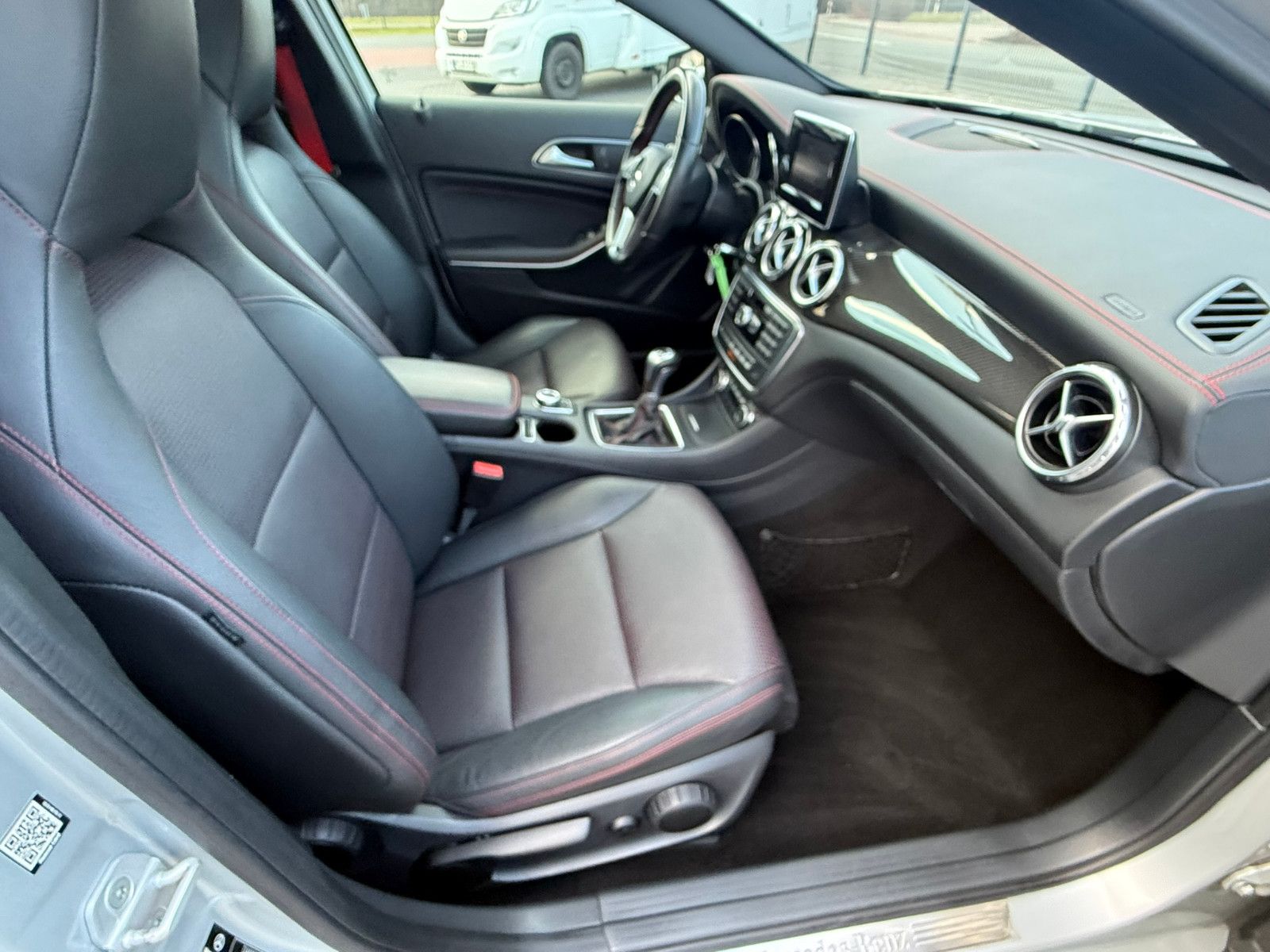 Fahrzeugabbildung Mercedes-Benz GLA 200 AMG Line PANO NAVI LEDER PDC WINTERRÄDER
