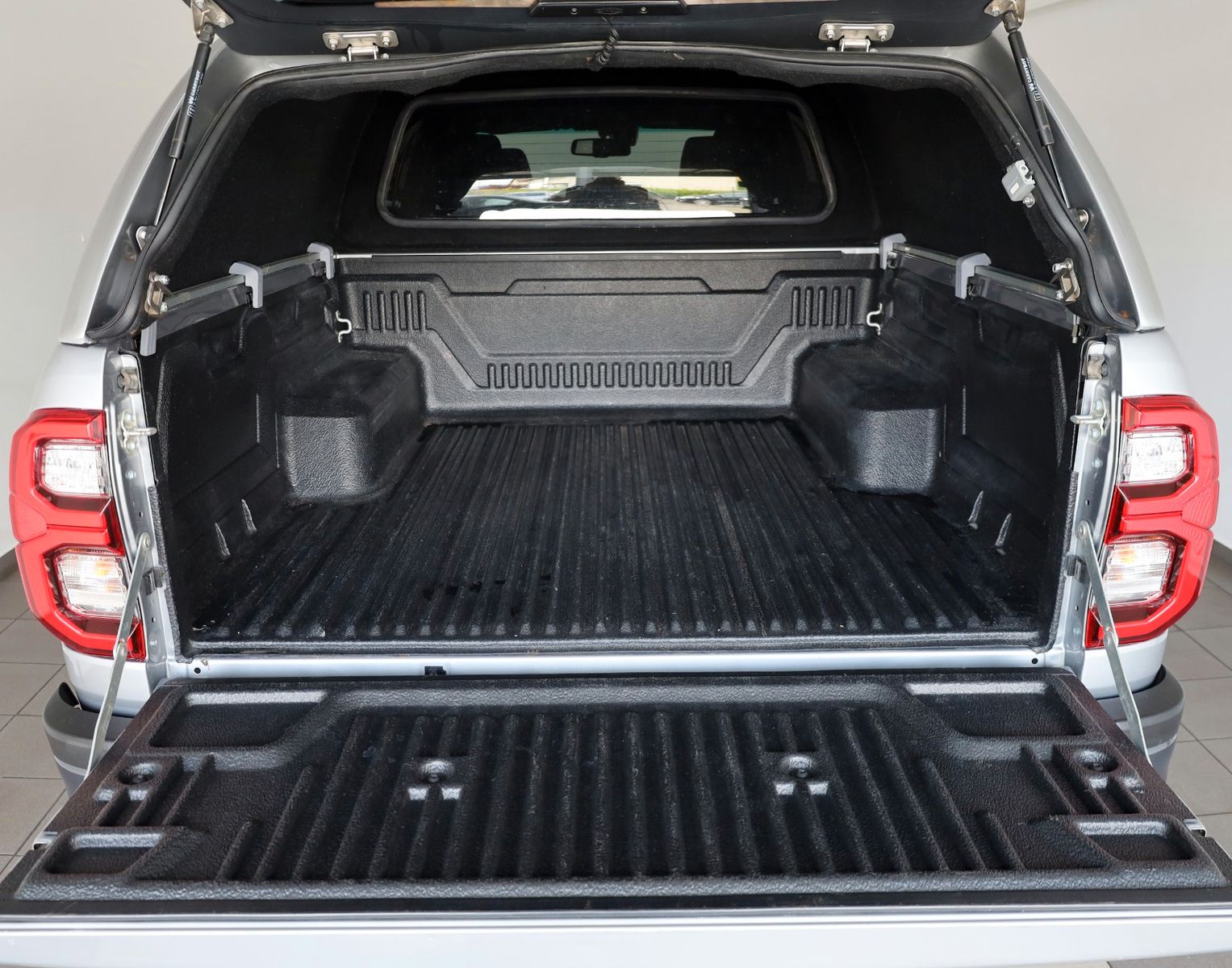 Fahrzeugabbildung Toyota Hilux 2.8 D-4D Invincible, CarPlay, HardTop, AHK