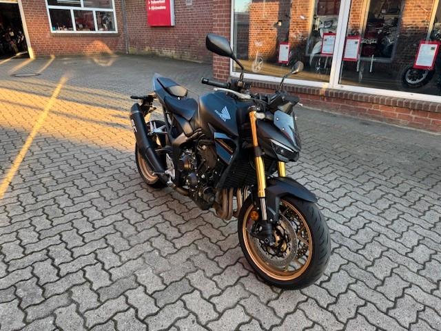 Honda CB1000 Hornet SP mit SC-Project und Zubehör