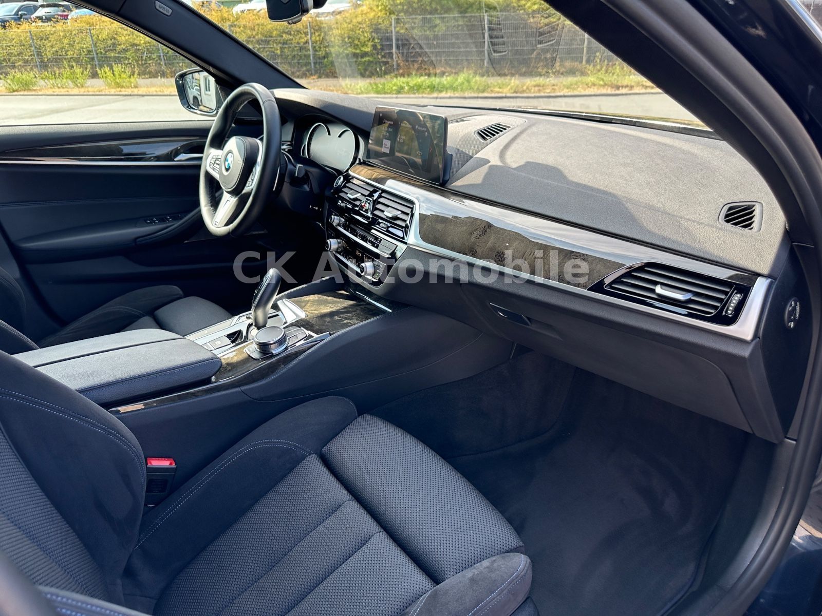 Fahrzeugabbildung BMW 520d xDrive Lim. M-Sport/Navi/Head-Up/LED