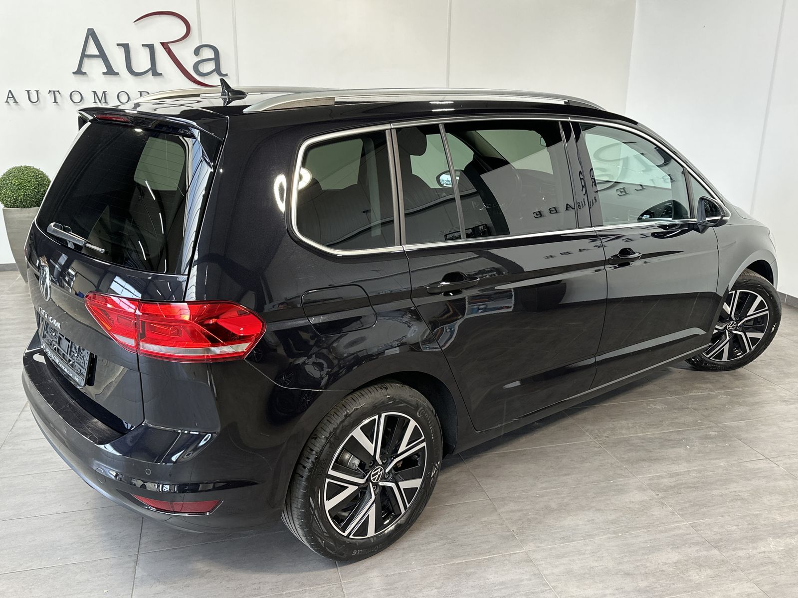 Fahrzeugabbildung Volkswagen Touran 2.0 TDI DSG Highline NAV+LED+ACC+KAM+17ZO