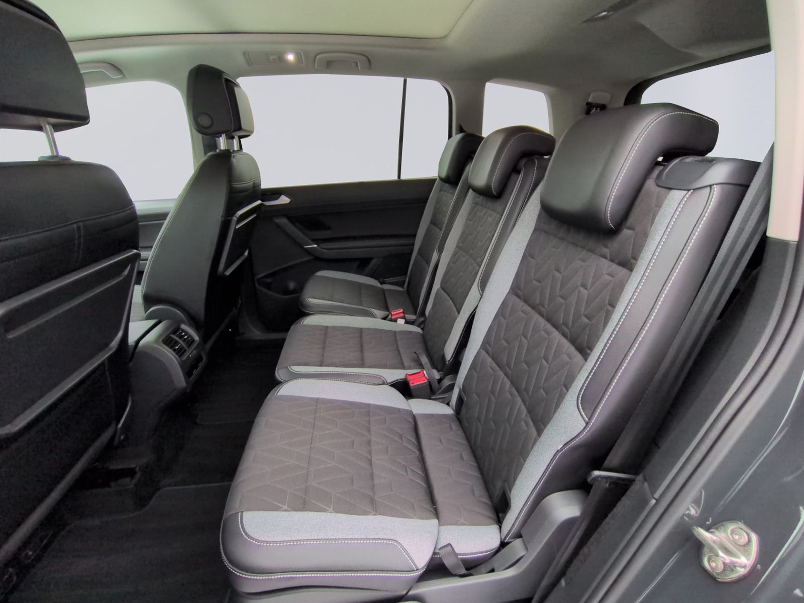 Touran R Line 1.5 TSI DSG 7Sitzer+AHK+PANO+MATRI