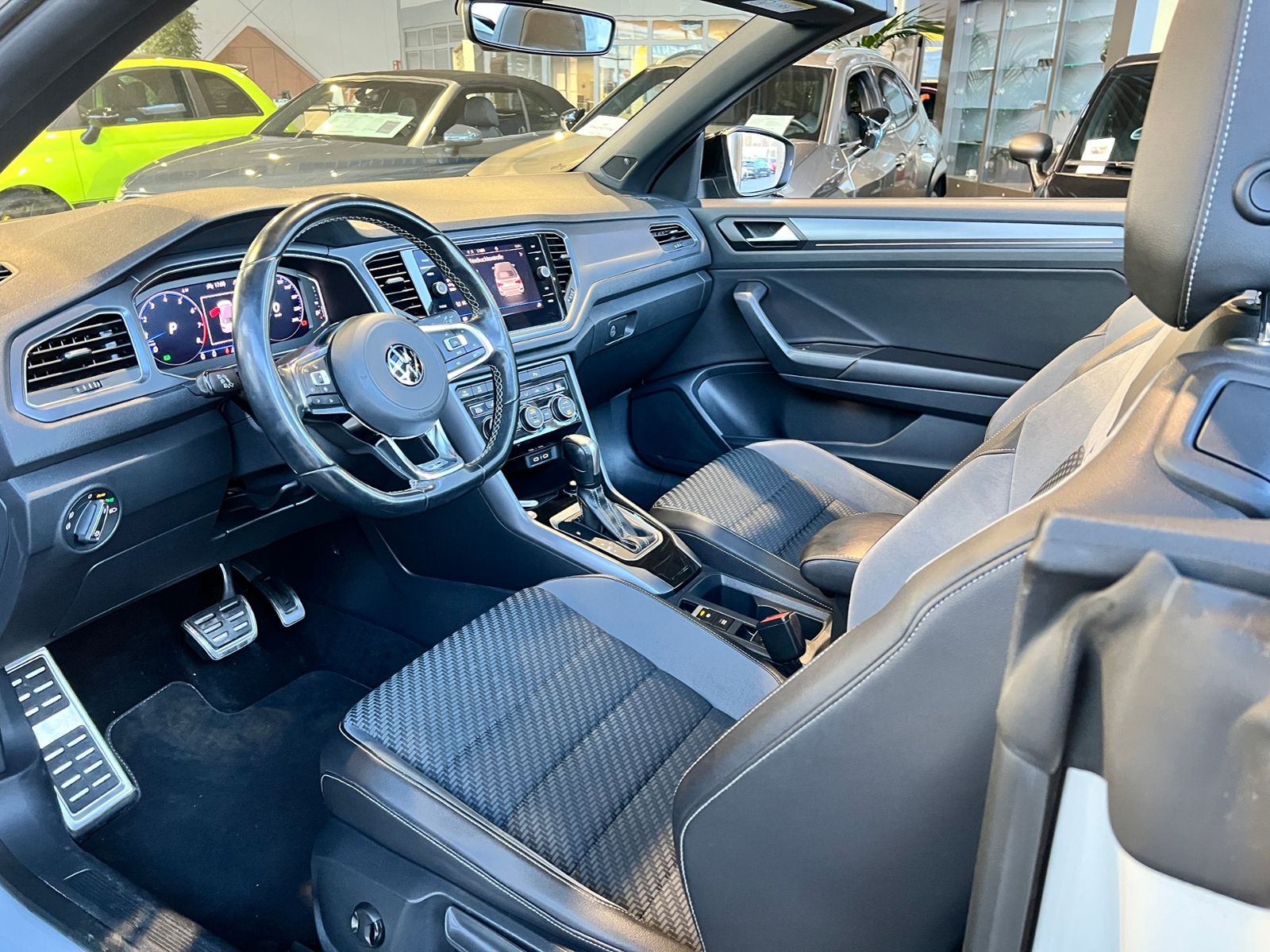 Fahrzeugabbildung Volkswagen T-Roc Cabrio R-Line Black AHK BEATS NAVI SHZ