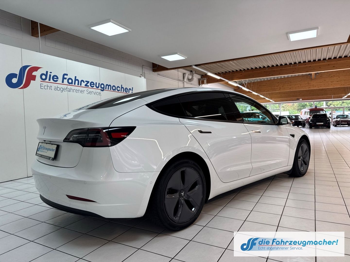 Fahrzeugabbildung Tesla Model 3 Basis RWD Soundsystem ACC El. Heckklappe
