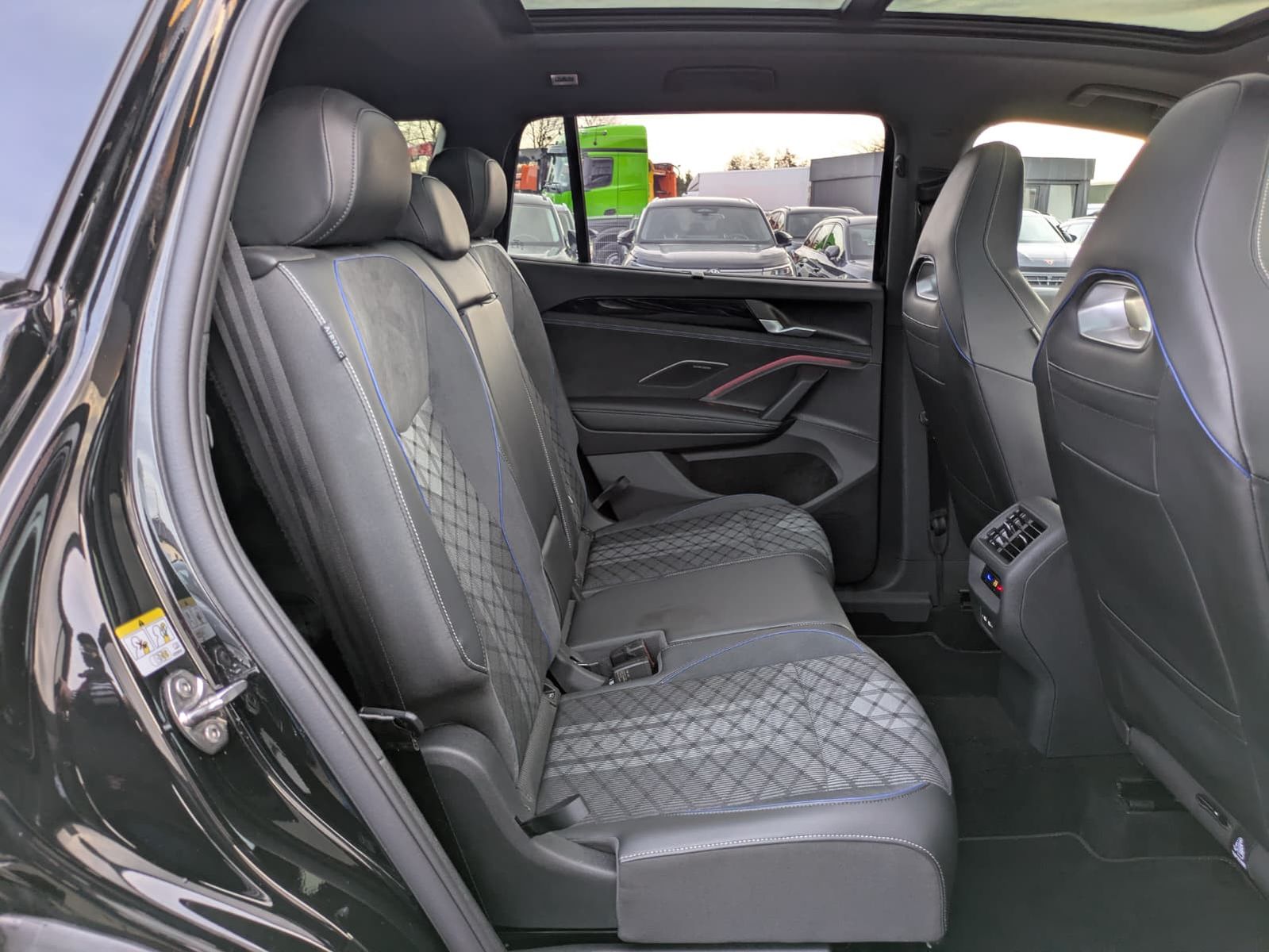 Fahrzeugabbildung Volkswagen Tayron 2.0 TDI 4M R-Line 7Si*MATRIX*AHK*PANO*HUD