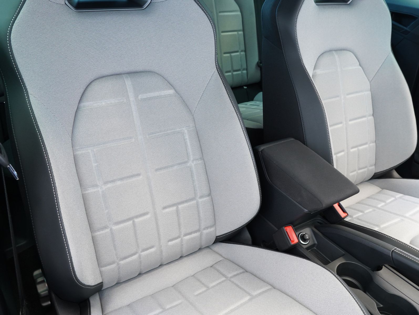 Fahrzeugabbildung SEAT Arona 1.5 TSI 110 kW FR Black Edition