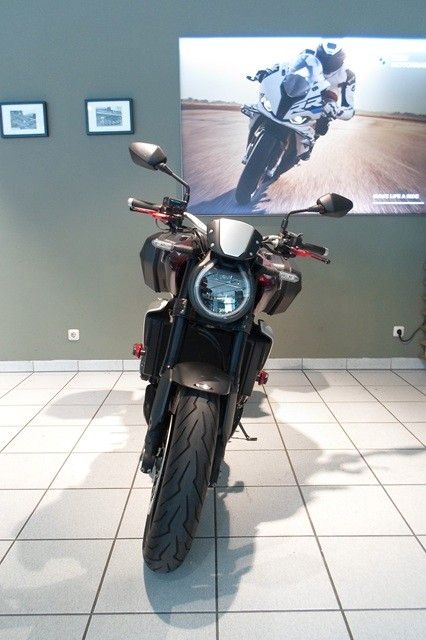 Fahrzeugabbildung Honda CB1000R mit Seitenkoffer