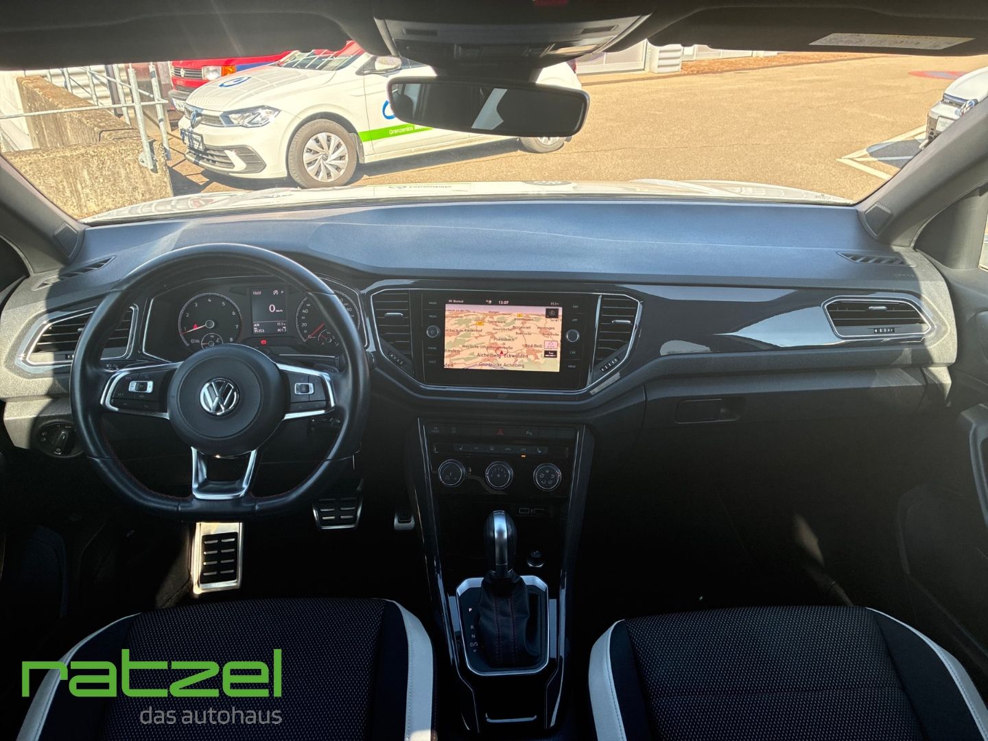 Fahrzeugabbildung Volkswagen T-Roc 1.5 TSI DSG R-Line RFK Navi AHK abnehmbar