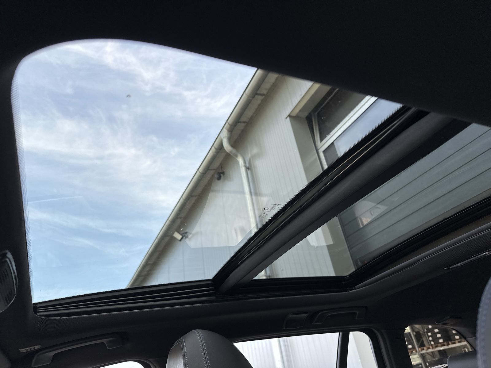 Fahrzeugabbildung BMW 330e Touring xDrive M-Sport NAV+LED+AHK+PANO+SHZ