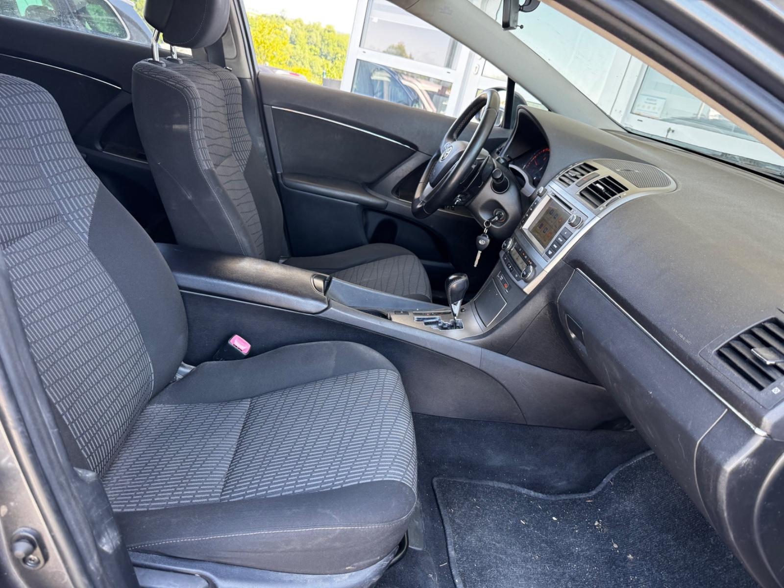 Toyota Avensis 2011 — photo 11