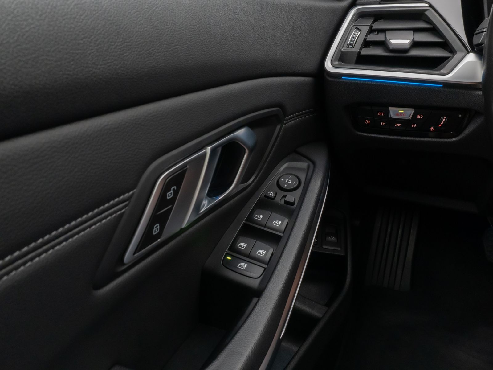 Fahrzeugabbildung BMW 330e xD SportLine Panorama Laser HUD DAB Komfort