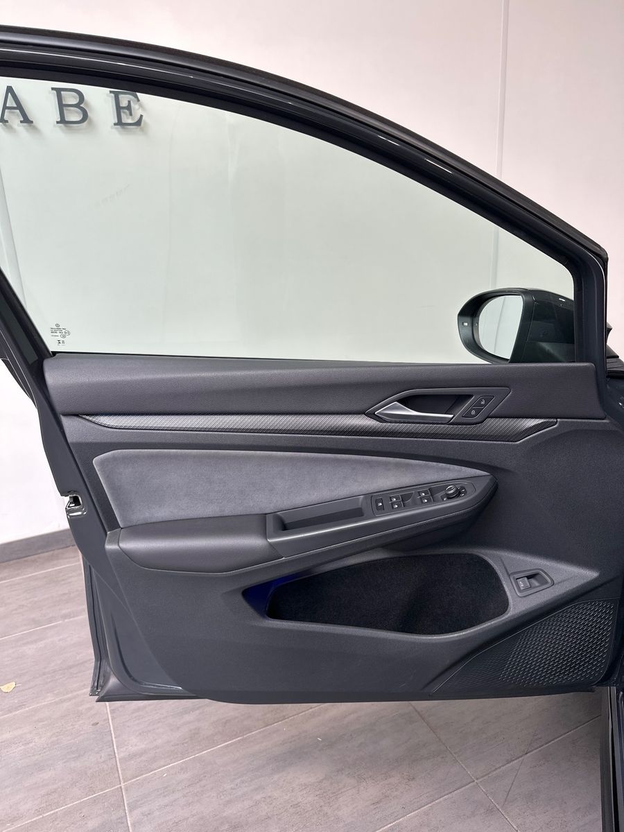 Fahrzeugabbildung Volkswagen Golf Variant R-Line NAV+LED+AHK+KAMERA+ACC+18ZO