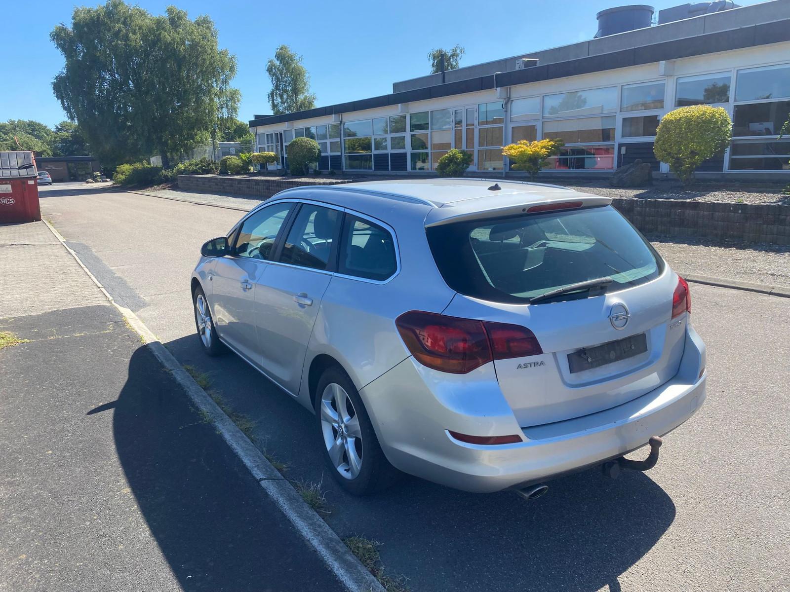Opel Astra 2012 — photo 8