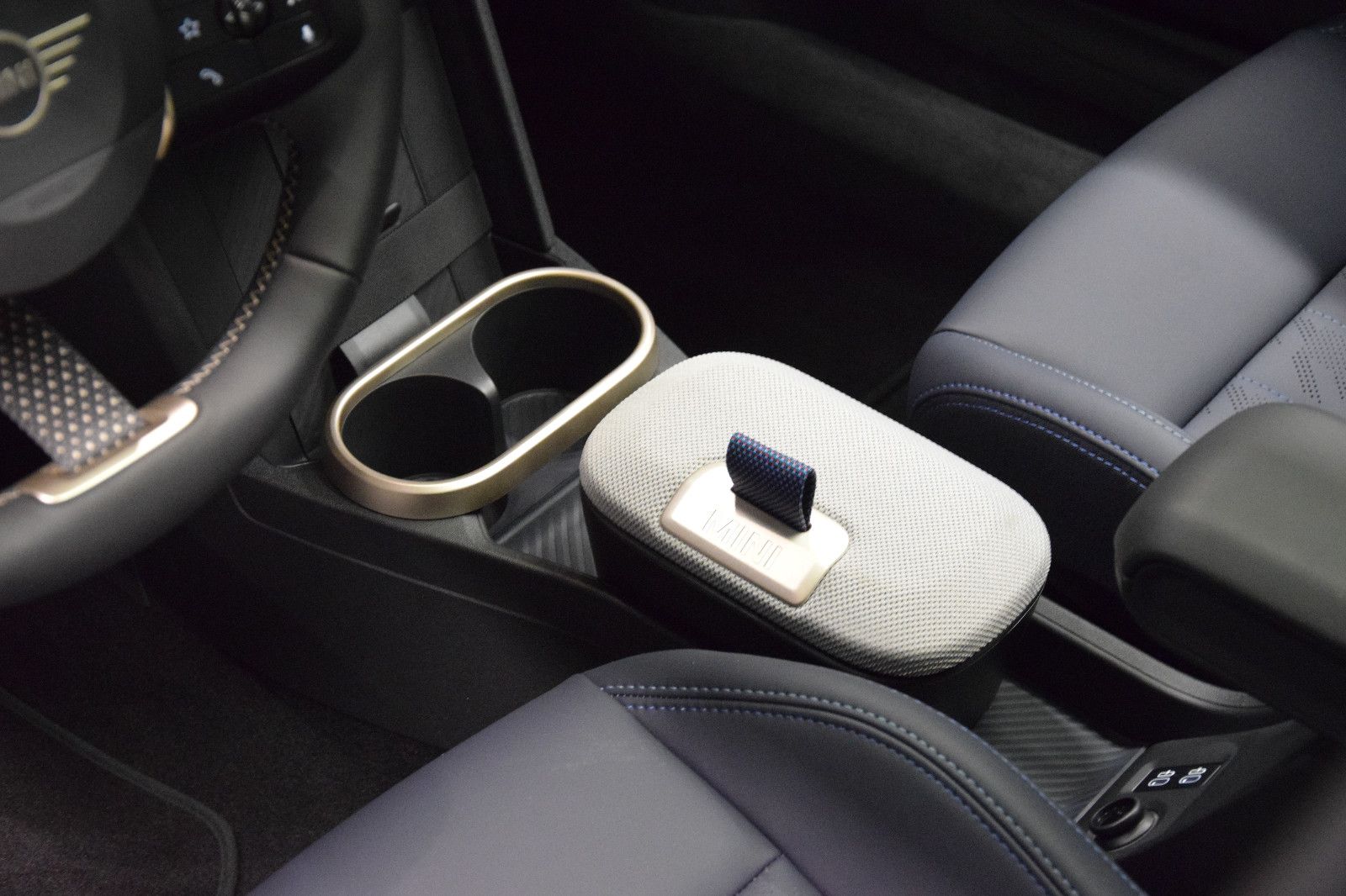 Fahrzeugabbildung MINI Cooper C Favoured Trim 5-Türen Paket-L Pano h/k