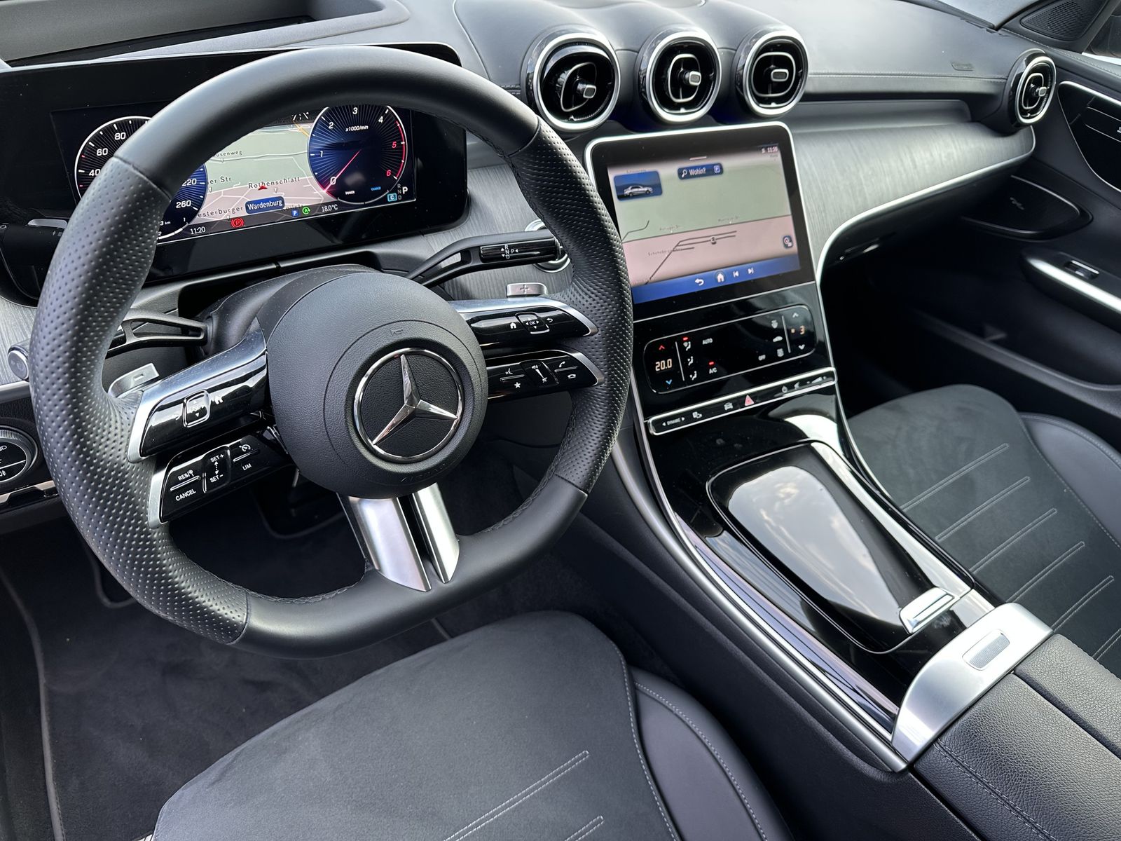 Fahrzeugabbildung Mercedes-Benz C 200d AMG-Line NAV+LED+KAM+HUD+VCOCK+CARPLAY+PP