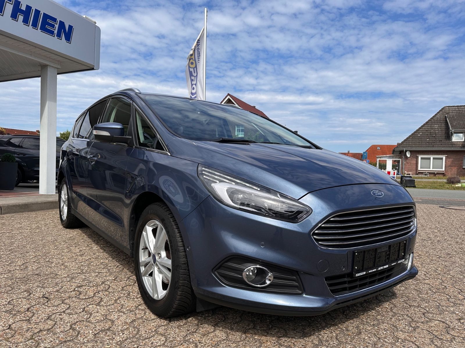 Fahrzeugabbildung Ford S-Max 1.5 EB Titanium 7-Sitz/LED/KeyFree/RFK/PDC