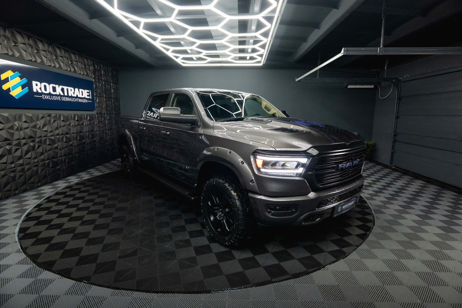 Fahrzeugabbildung Dodge RAM 5.7 V8 HEMI 4x4 OFFROAD Night-Paket *LED*