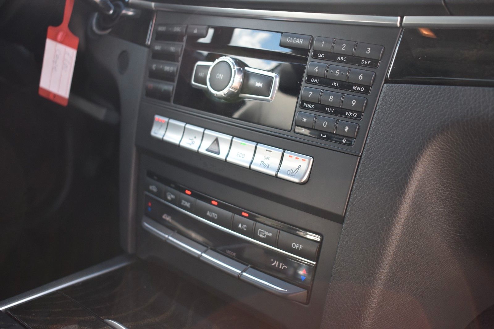 Fahrzeugabbildung Mercedes-Benz E 200 Coupe  ILS /Panorama/SHZ/Navi/19 Zoll