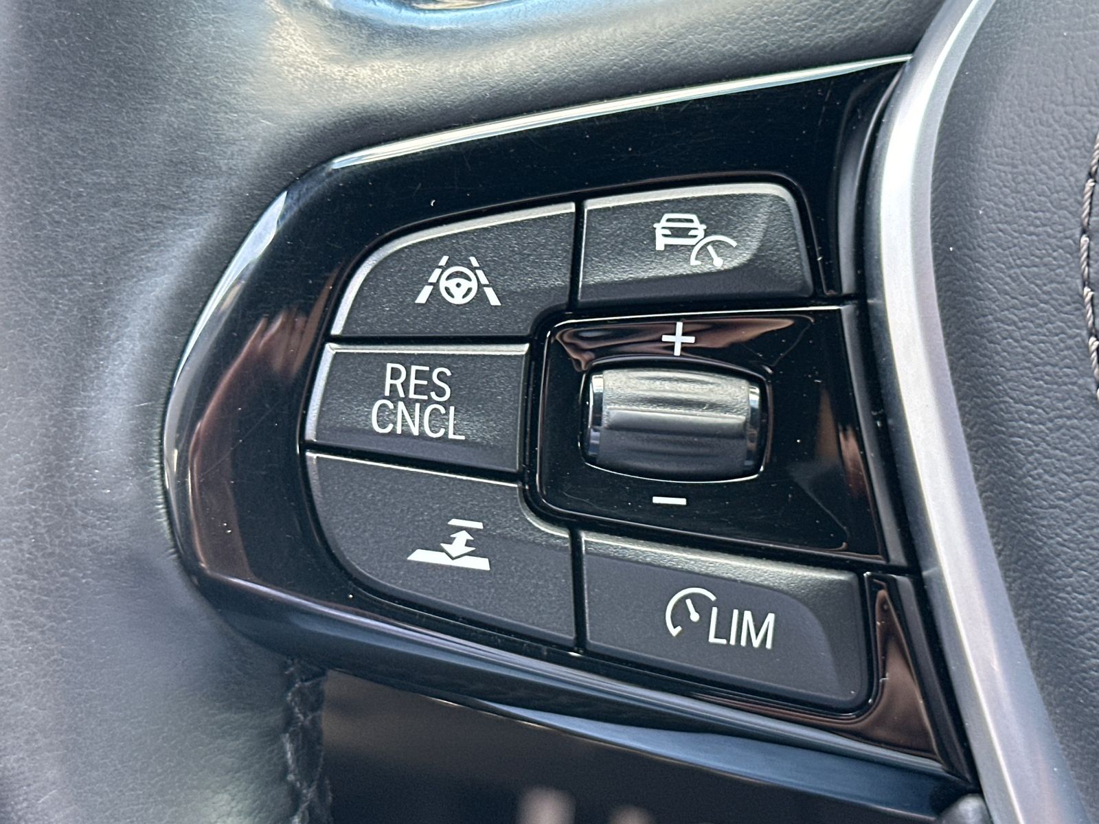 Fahrzeugabbildung BMW 520d xDrive Touring NAV+LED+SHZ+HEAD-UP+ACC+H&K