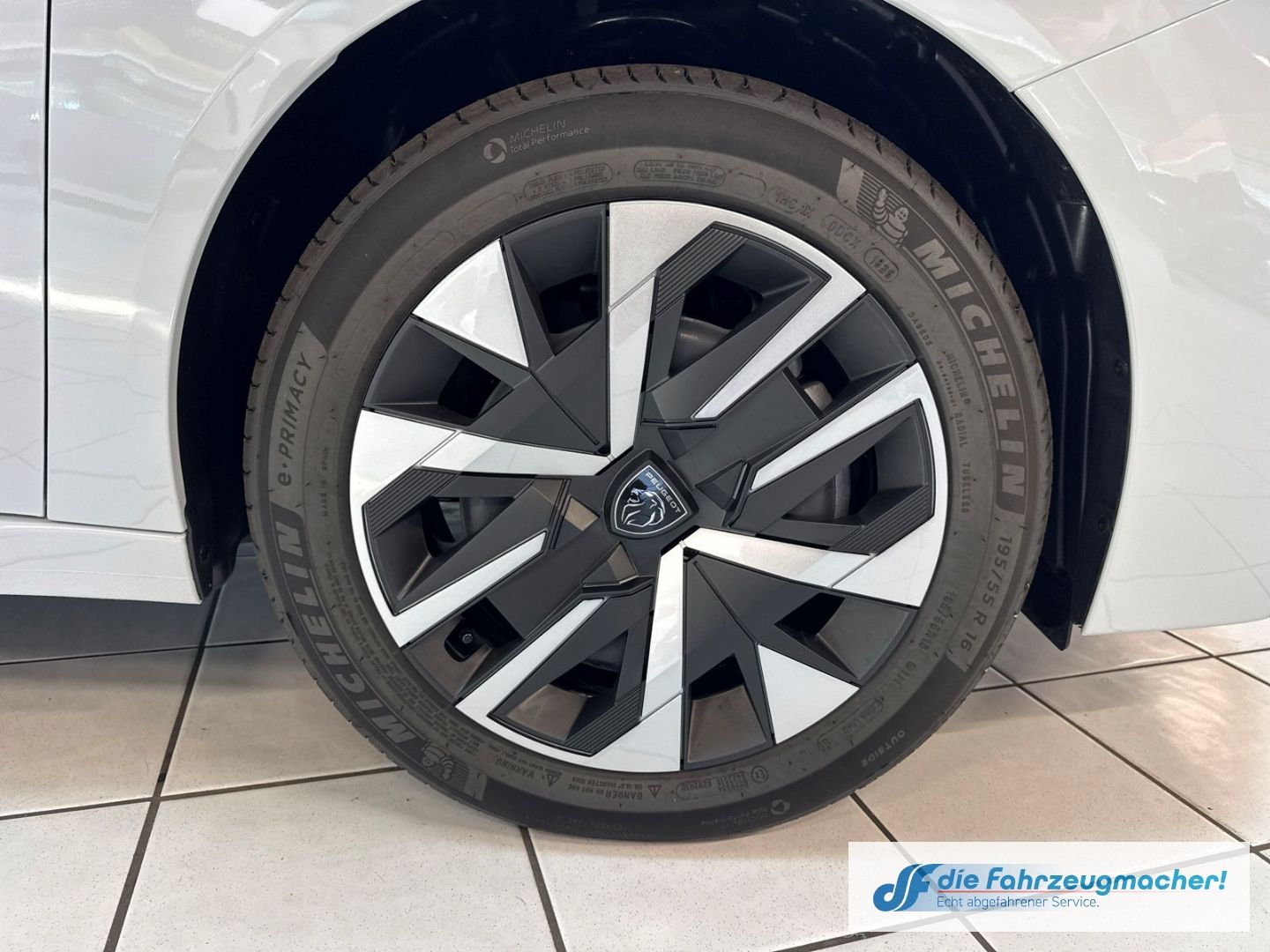 Fahrzeugabbildung Peugeot 208 Style LED Fahrerprofil DAB SHZ Keyless Start