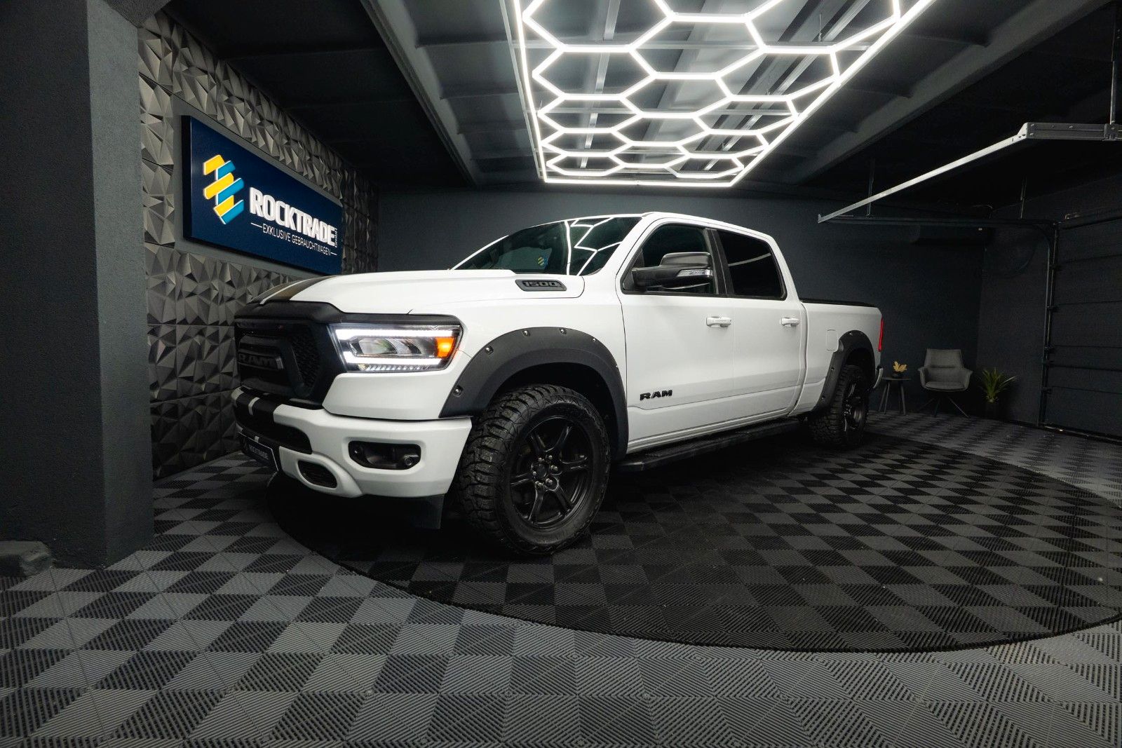Fahrzeugabbildung Dodge RAM 5.7 V8 HEMI 4x4 OFFROAD Night-Paket LONGBED