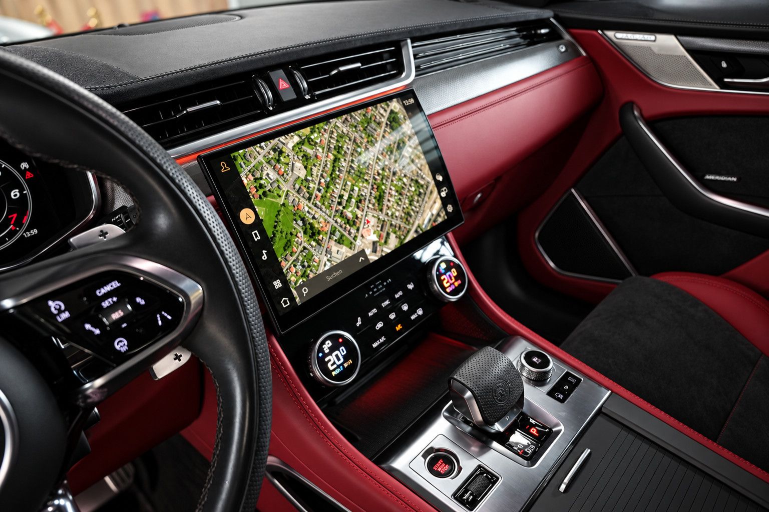Fahrzeugabbildung Jaguar F-Pace  SVR /PANO/MERIDIAN/HUD/360°KAM/MEMORY