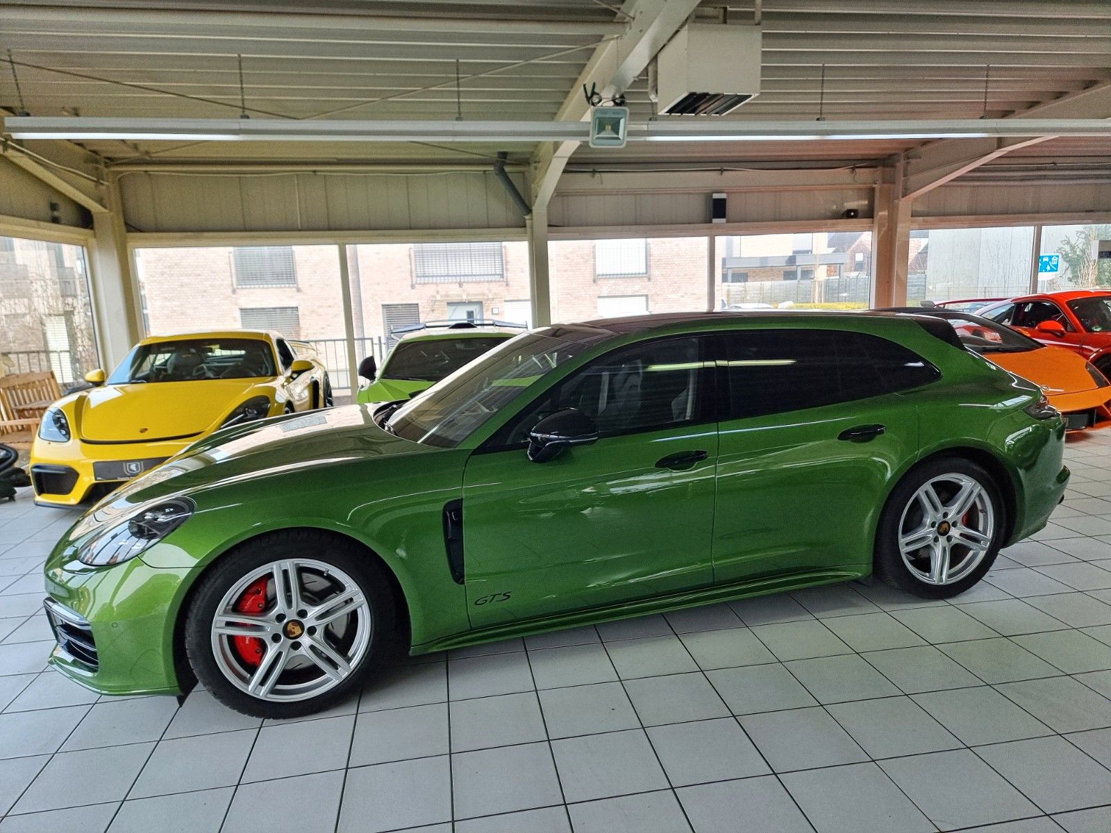 Fahrzeugabbildung Porsche Panamera Sport Turismo GTS/Mambagrün/Appr. 09/27
