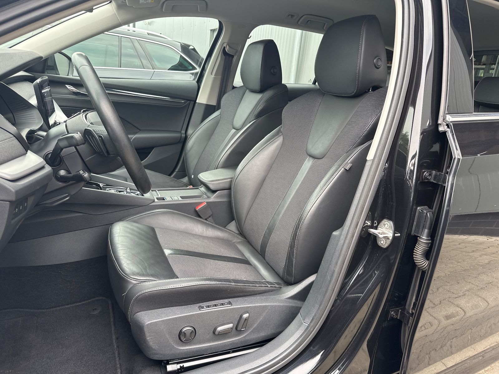 Fahrzeugabbildung SKODA Octavia Combi Style NAV+LED+KAMERA+AHK+ACC+17ZO