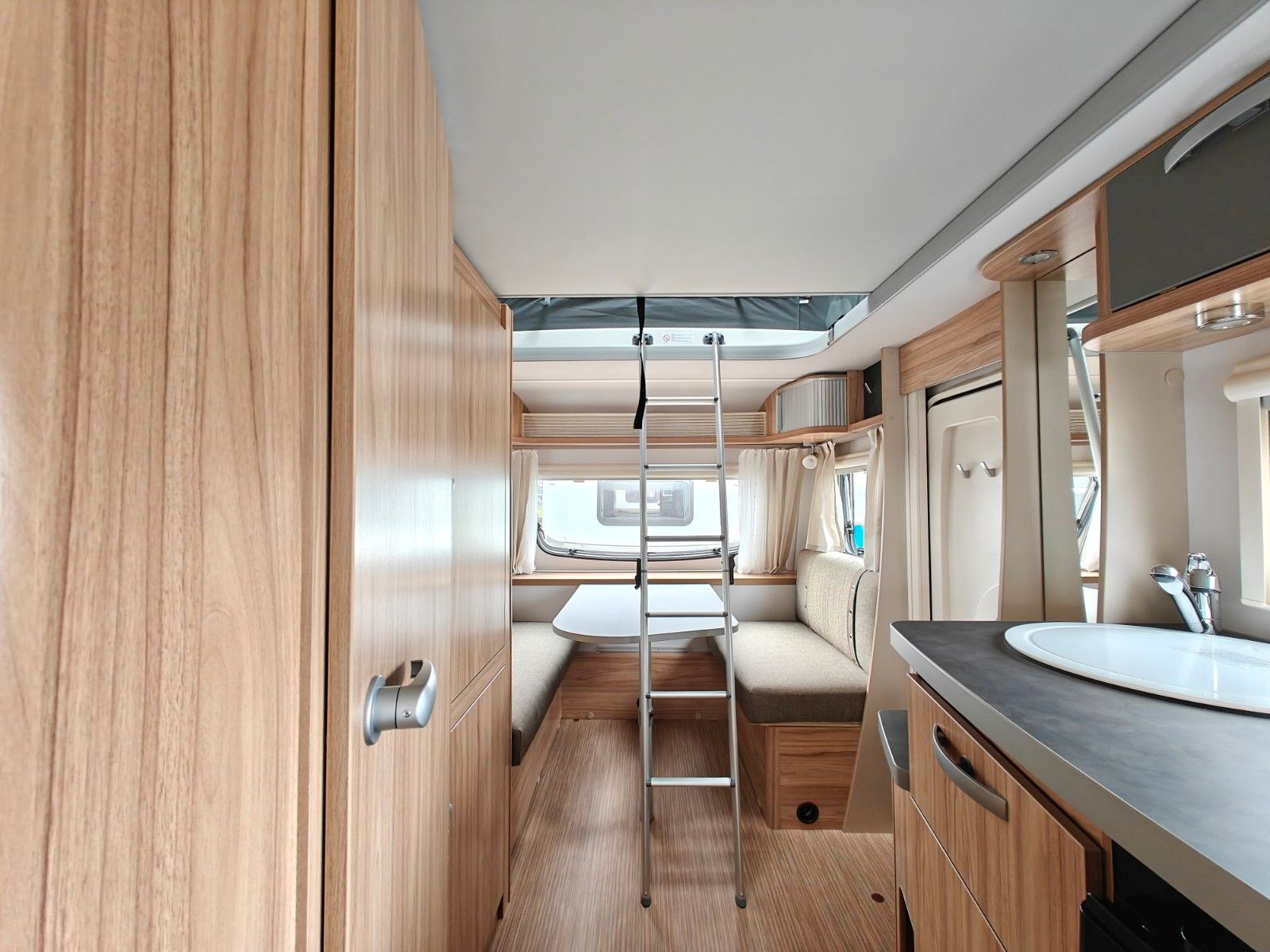 Fahrzeugabbildung HYMER / ERIBA / HYMERCAR Feeling 425 Schlafdach - JETZT 6.464€ SPAREN !!!