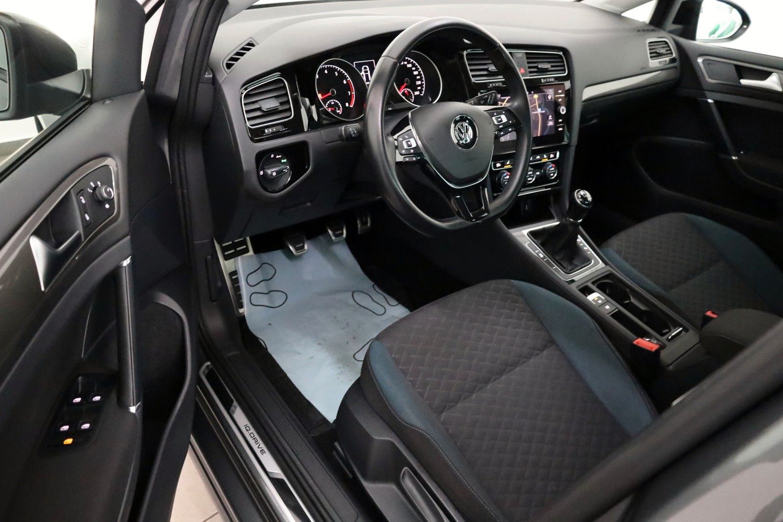 Fahrzeugabbildung Volkswagen Golf VII Lim. IQ.DRIVE BM Navi,SH,ACC,ParkAssist