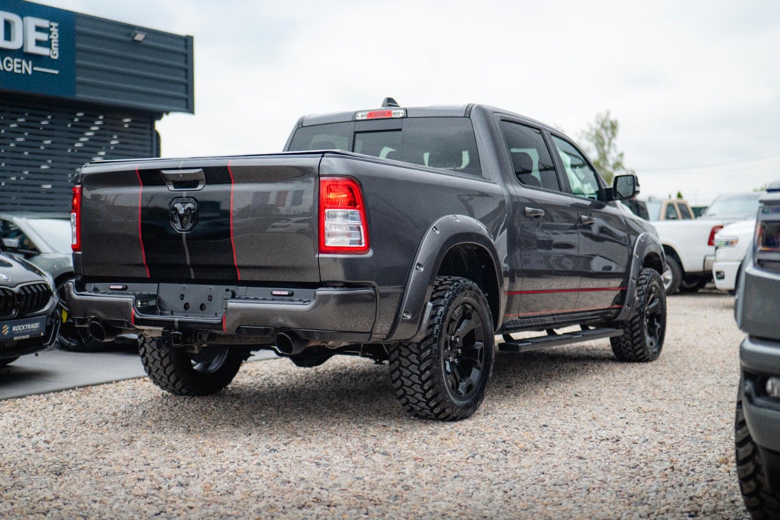 Fahrzeugabbildung Dodge RAM 5.7 V8 HEMI 4x4 OFFROAD Night-Paket *LED*19%