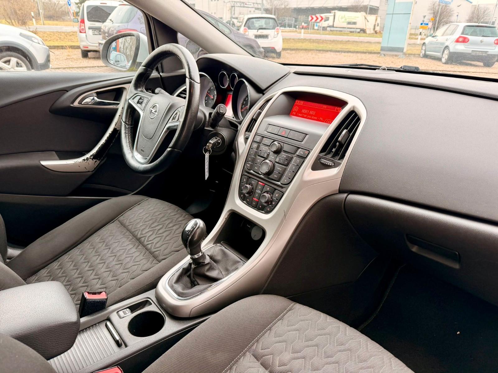 Opel Astra 2013 — photo 11