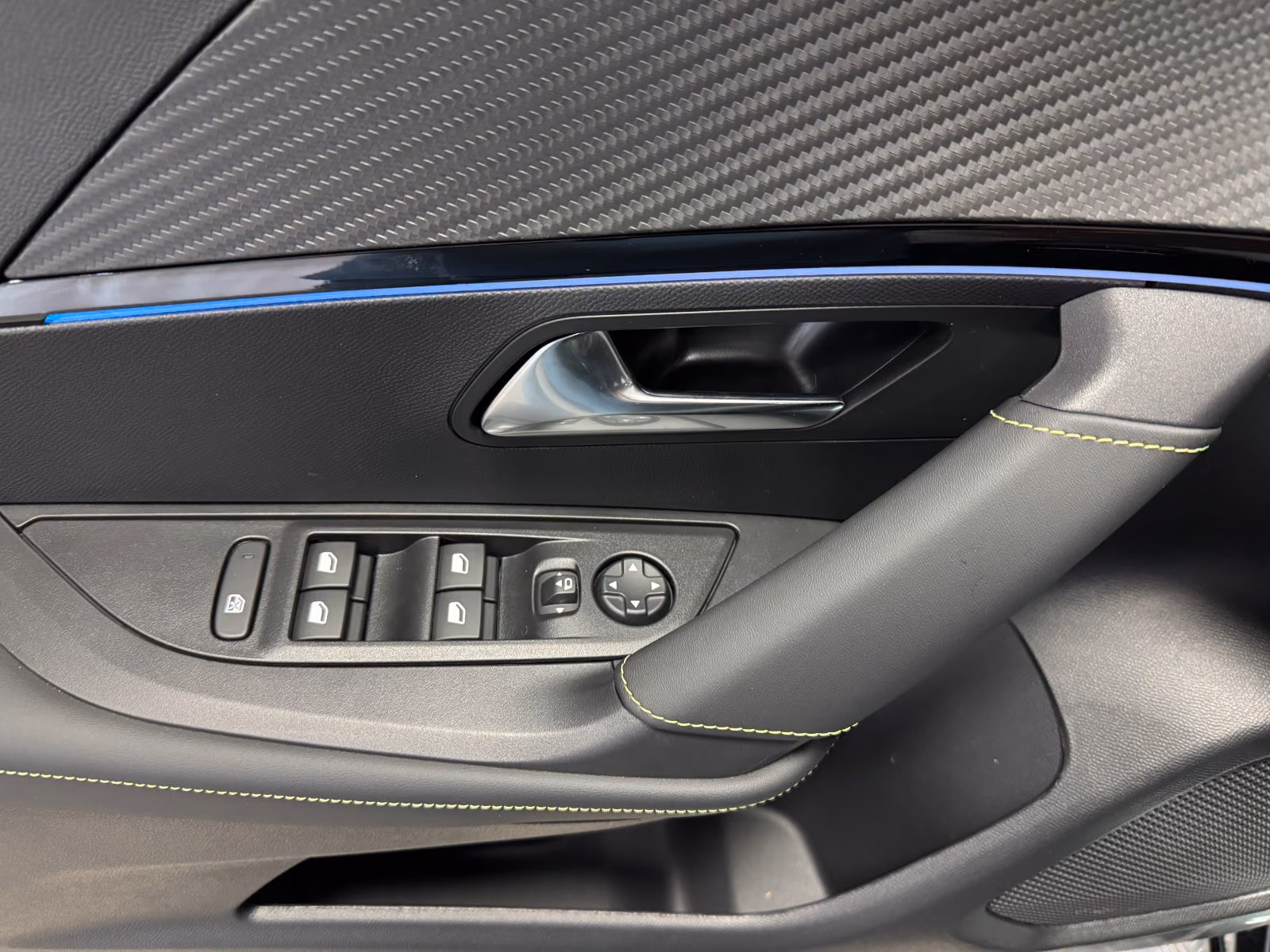 Peugeot 2008 Hybrid 145 GT Exclusive AHK 360Grad Kam.