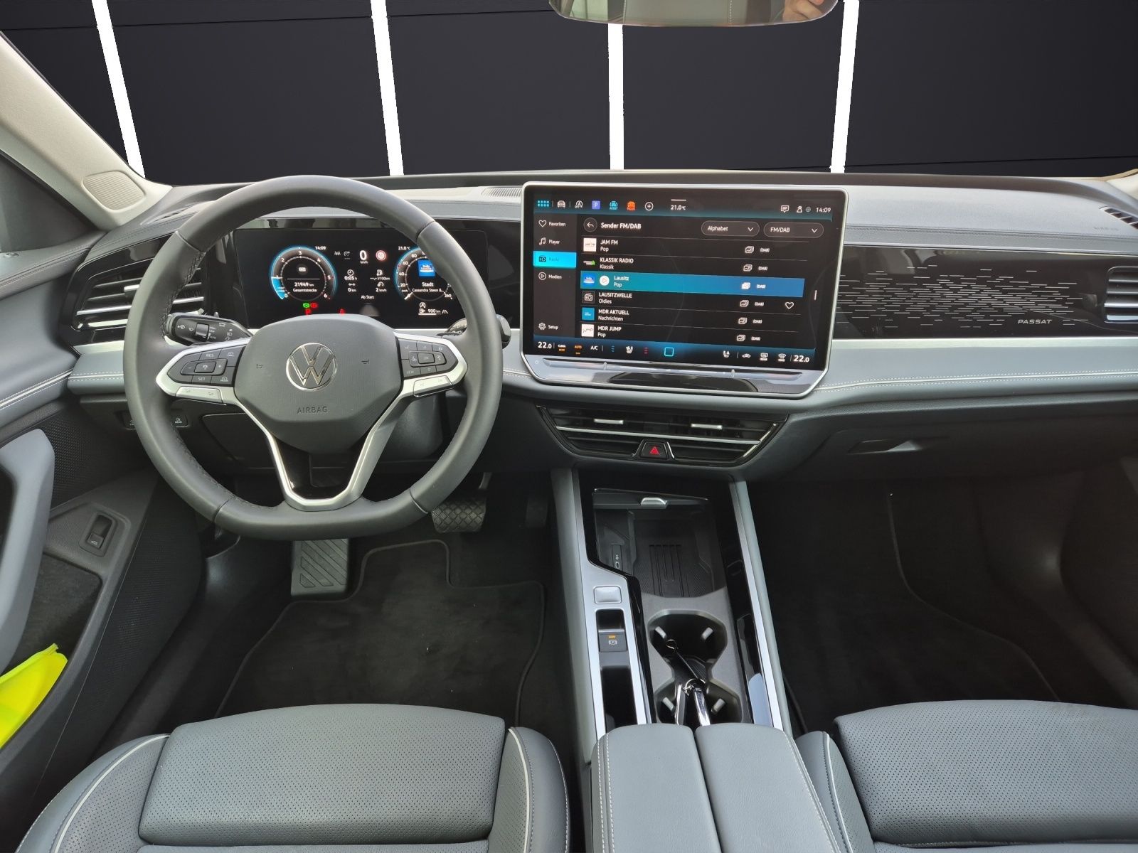 Fahrzeugabbildung Volkswagen Passat TDI Elegance DSG Matrix STH AHK Navi Pano